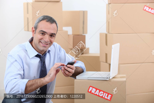 一個男人用紙板箱的肖像
