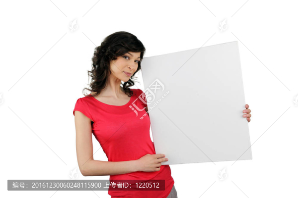 女人拿著一張空白板留言