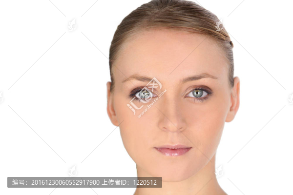 一個(gè)年輕金發(fā)女郎的特寫鏡頭