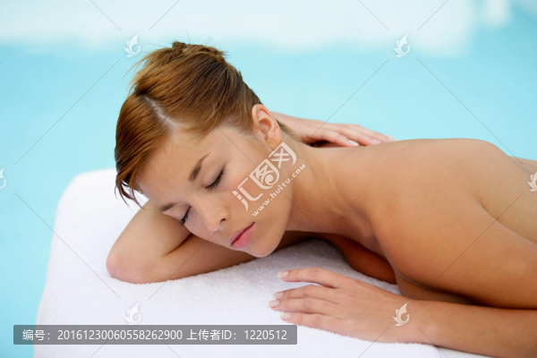 按摩桌上的女性放松