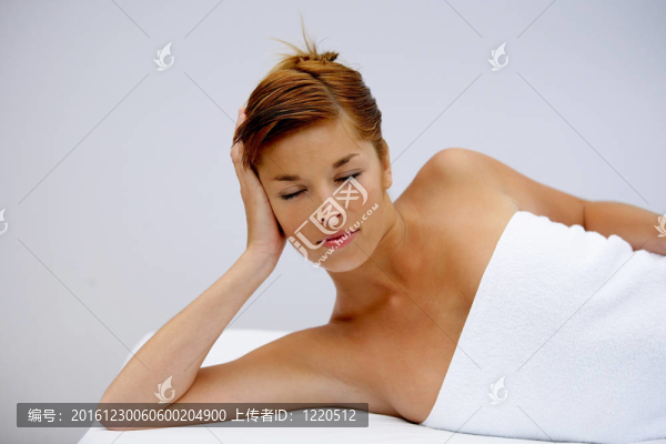 華麗女人按摩桌上