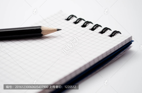 黑色鉛筆筆記本
