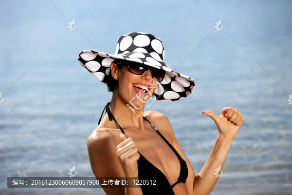 女人在海灘上給thumb-s