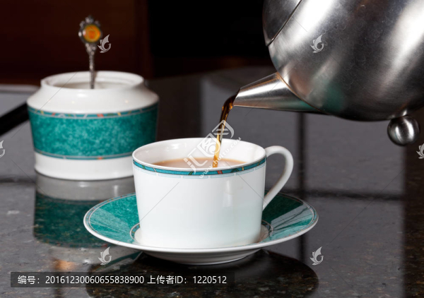 不銹鋼茶壺倒茶