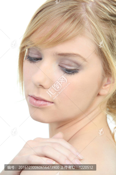 女人擦乳液入她的皮膚