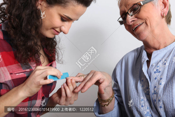 有指甲的老年婦女