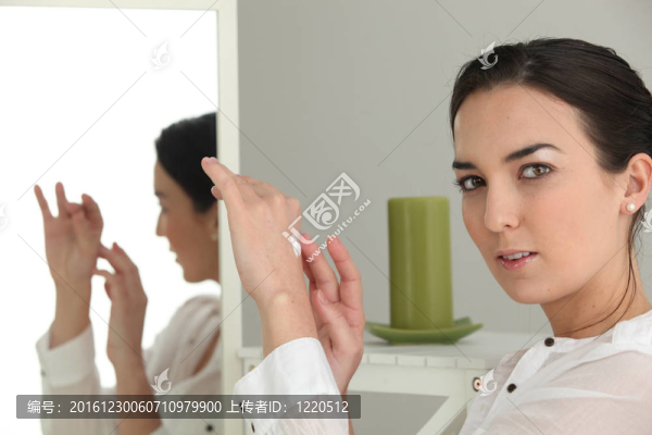 女人用霜滋潤(rùn)雙手