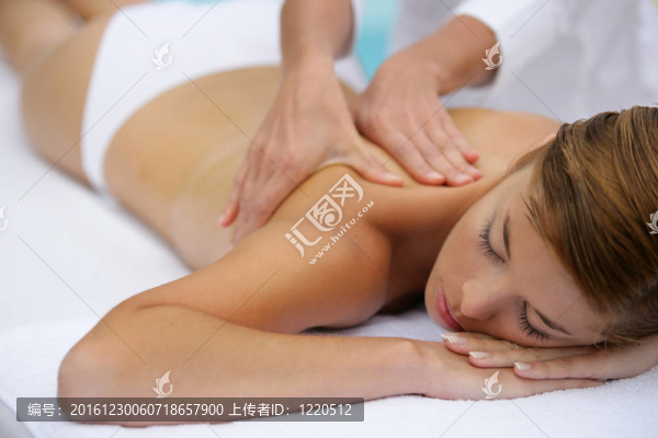 女人接受按摩