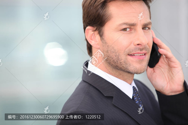 商人持手機(jī)表達(dá)嚴(yán)重