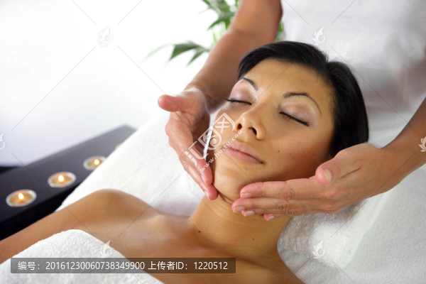 接受按摩的婦女