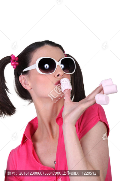 有趣的女人，指尖上的棉花糖