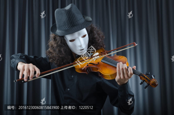 男人拉大提琴