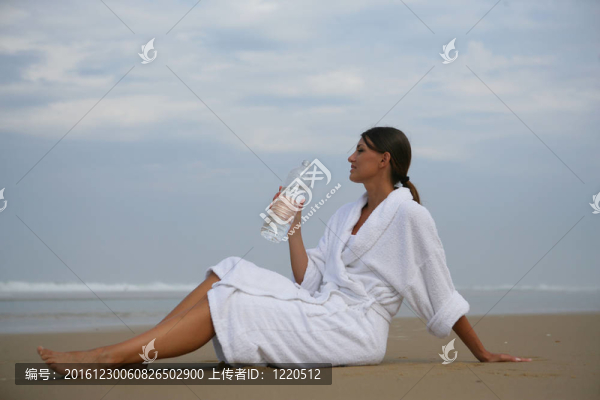 海灘上的女人喝水