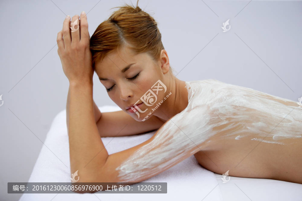 涂奶油的婦女在她背上