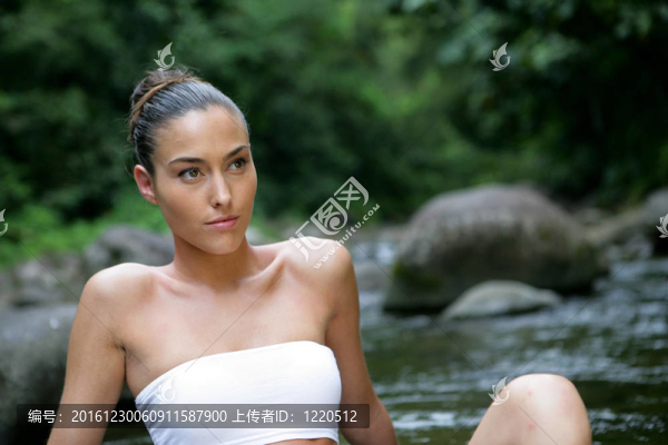 迷人的女人在水的邊緣