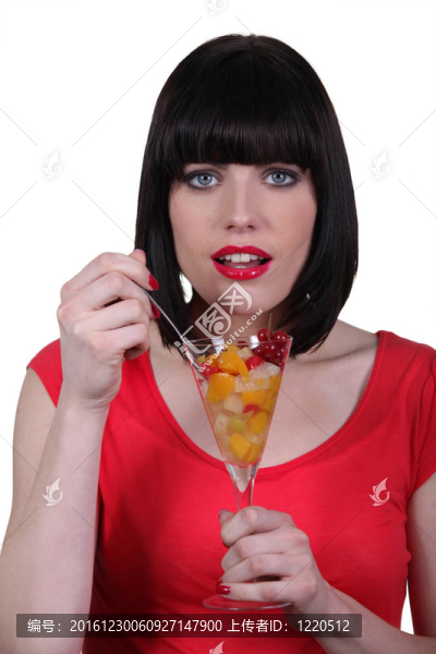 女人吃水果沙拉