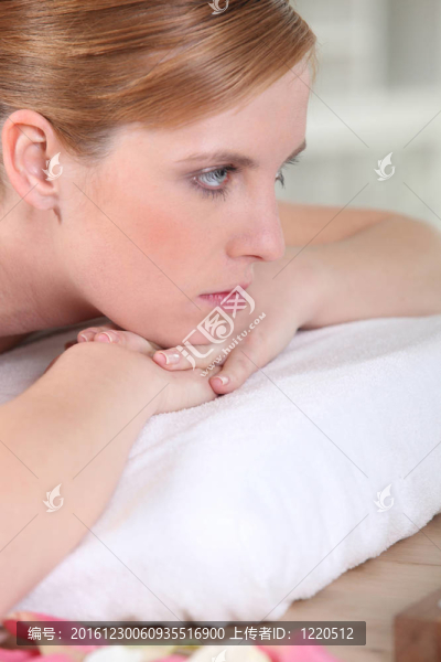女子在溫泉放松