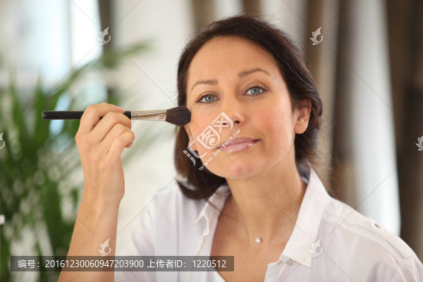 女人用腮紅