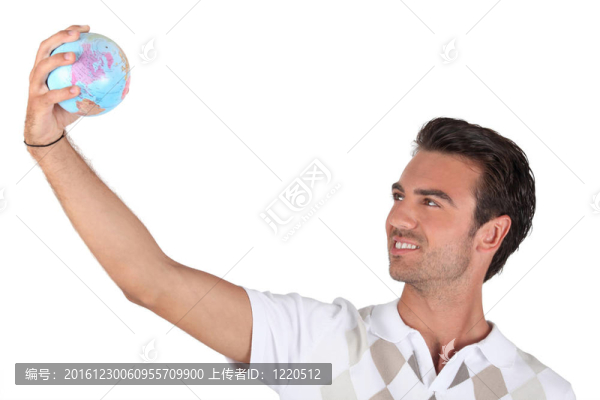 男子拿著CD
