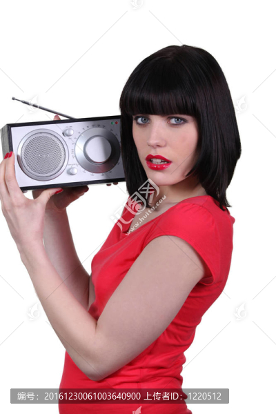 聽(tīng)收音機(jī)的女人