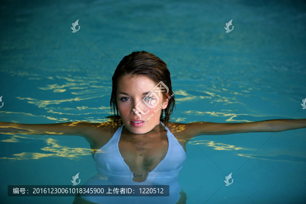 游泳池里的女人