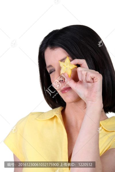 抱著星星的花瓣的年輕女子