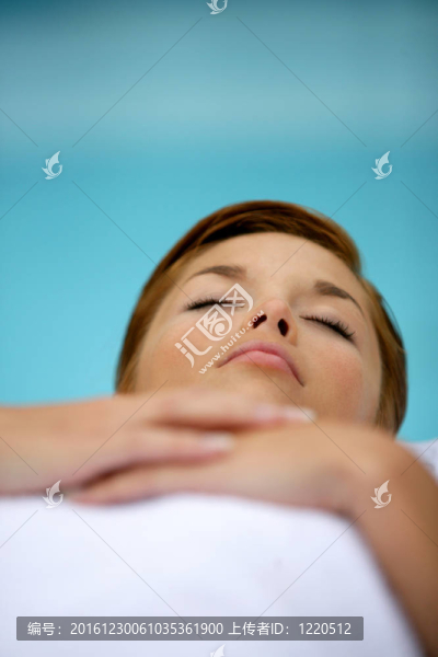 放下放松的女人