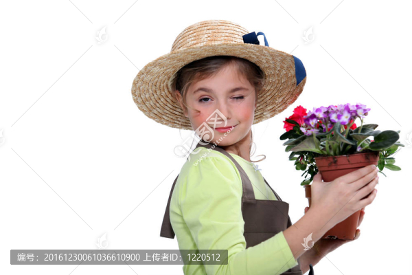 戴草帽的小女孩拿著花盆
