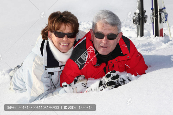 老夫婦躺在雪地里