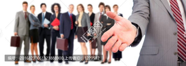 商務(wù)人士握手。