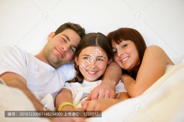 夫婦和女兒在床上