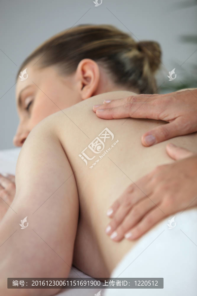 背部按摩的婦女