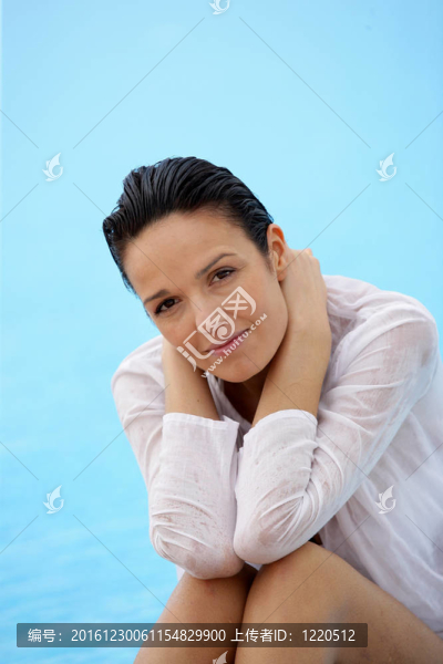 黑發(fā)女人坐在池中濕襯衫