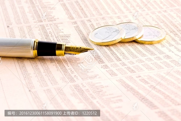 歐元硬幣與財經(jīng)報紙上的金筆