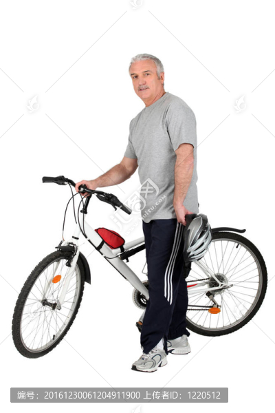 中年男子騎自行車