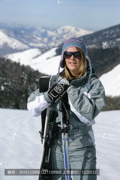 女運動員站在山