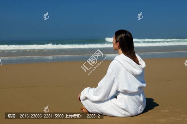 穿著浴衣坐在沙灘上的女人