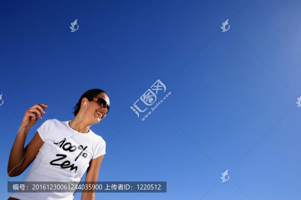 女人在陽光下聽音樂