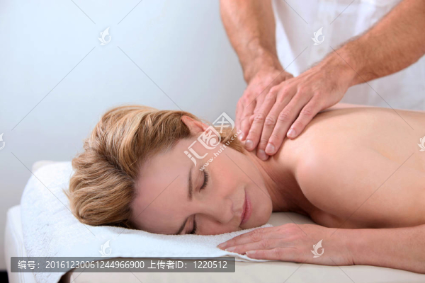 按摩的女人