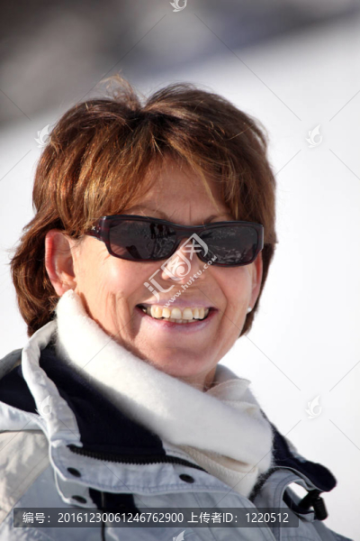 在滑雪斜坡上戴墨鏡的成熟女子