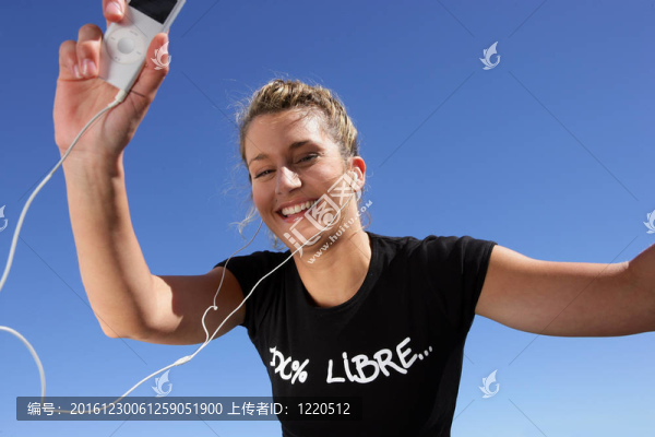 帶音樂播放器的女人