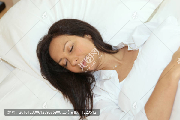 睡在床上的女人