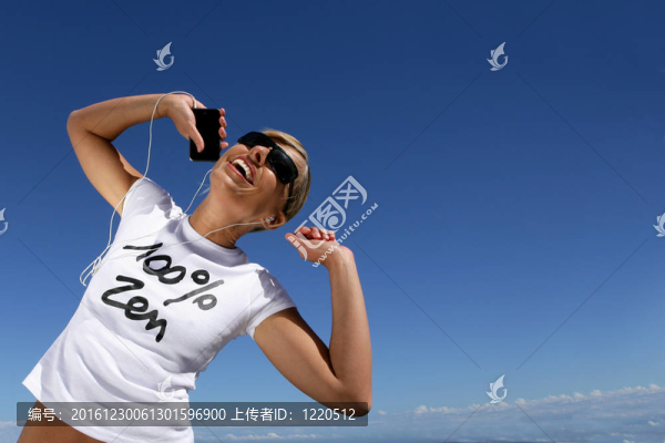 女人跳舞，聽她的MP3播放器