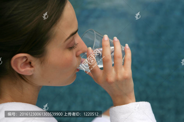 女人喝一杯水