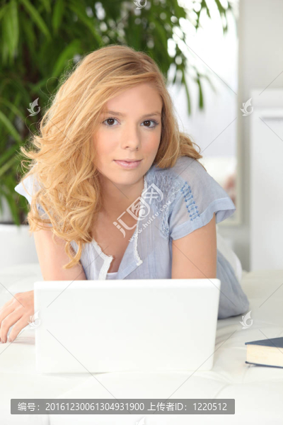 金發(fā)女孩使用筆記本電腦