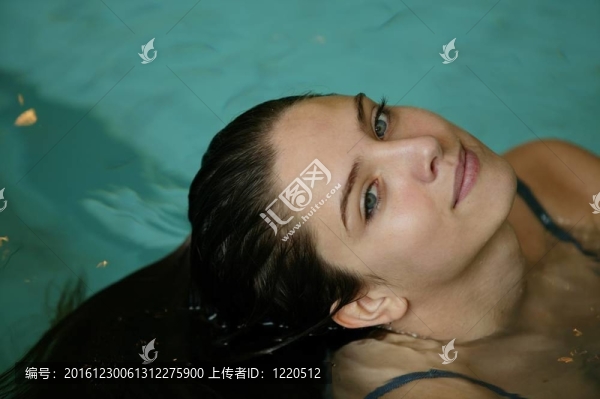 游泳池里的女人
