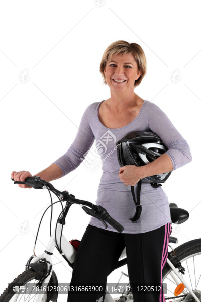 金發(fā)美女用自行車微笑