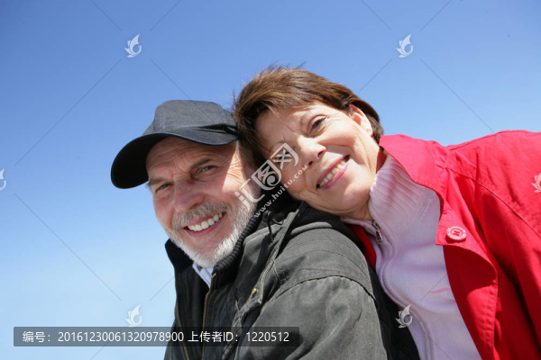 高級(jí)夫婦享受散步