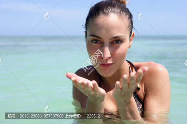 在海中游泳的年輕女子