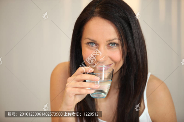 黑發(fā)女子的飲用水